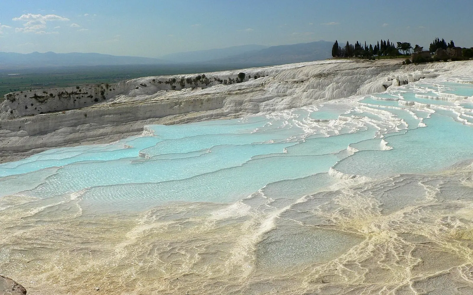 Pamukkale'nin beyaz travertenleri ve teras havuzları