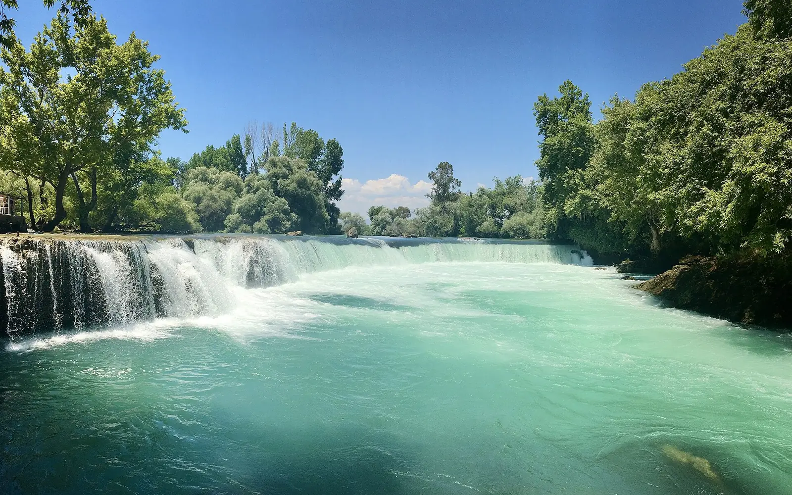 Manavgat Şelalesi'nin akıntısı ve çevresindeki yeşillik